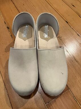 Neutral Slip-On Mules in Light Beige sz 38